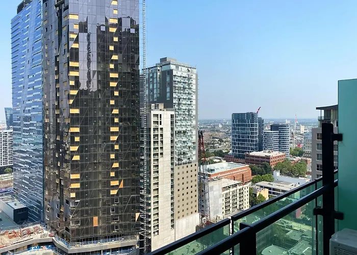 Large 2B2B Near Southern Cross Freeparking Gym Pool