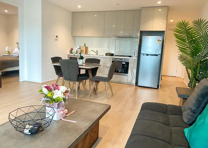 Large 2B2B Near Southern Cross Freeparking Gym Pool